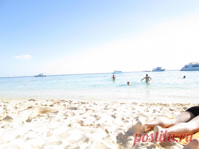 Остров Утопия,  он на ночь погружается под воду, а с восходом солнца опять поднимается.Песок на этом острове очень полезный ,мы там закапывались -принимали песочные ванны.