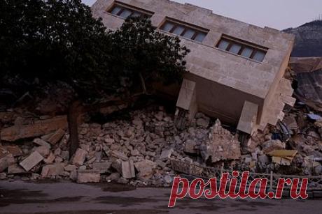 Сейсмолог связал толчки около Крыма с землетрясением в Турции. Подземные толчки около крымского побережья могут быть реакцией на землетрясение в Турции. Об этом заявила директор Крымского республиканского центра оценки сейсмической и оползневой опасности, технического обследования объектов строительства (КРЦ) Татьяна Горелова, чьи слова приводит ТАСС.