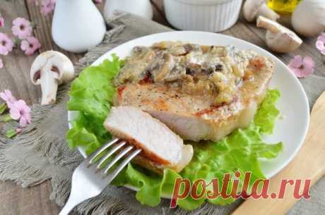 Невероятно сытное, ароматное и вкусное мясо под грибами в сливочном соусе 

Рецепт по достоинству оценят не только хозяйки, но и мужчины!



 

Ингредиенты:
Свиная корейка — 700 гГрибы — 200 гЛук — 1 шт.Сливки — 200 млСоль — по вкусуПерец черный молотый — по вкусуРастительн…