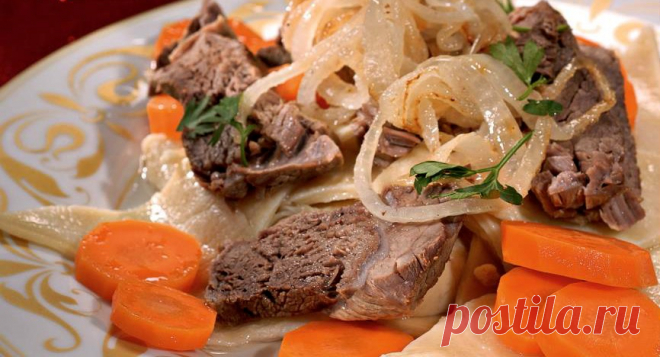 Рецепт приготовления татарской кулламы В татарской традиционной кухне имеется немало рецептов разнообразных мясных блюд, одно из них называется кулламой, а готовят его из отварной говядины и субпродуктов.    Несмотря на