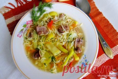 Суп с куриными желудочками Суп с куриными желудочками можно заправить вермишелью, яичной или домашней лапшой, любыми крупами. Для его приготовления не нужно делать зажарку. Все овощи в суп добавляются сырыми, что является несомненным плюсом данного рецепта.