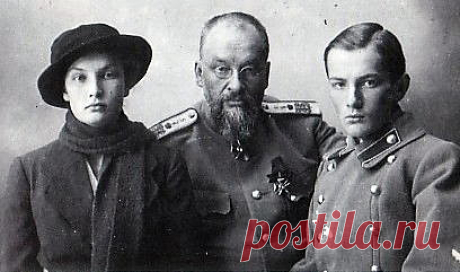 Евгений Боткин со своими младшими детьми —Татьяной и Глебом.  Подробнее на ТАСС:
https://tass.ru/spec/romanovy_servants  |  Судьбы слуг и приближенных императорской семьи, расстрелянных в доме Ипатьева