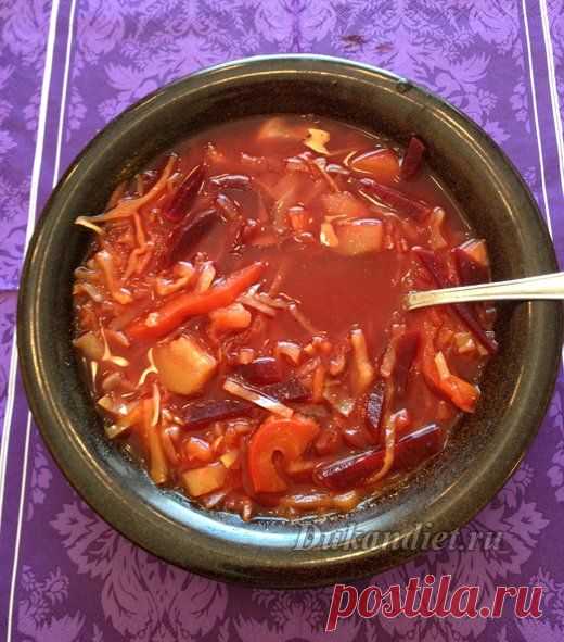 Украинский борщ по-дюкановски | Диета Дюкана

Куриное мясо (грудка или окорочок),
свекла 100г,
морковь 50г,
перец болгарский 50г,
помидор свежий 100г,
кабачок 100г,
фасоль спаржевая 50г (не обязательно),
капуста г 200,
луковица г 100 (мелко шинкуем),
масло раст. 1-2 ст. л.,
томат-паста 1 ч.л.,
чеснок, зелень, лавр. лист, 
перец душистый 3-4 горошины, 
перец черн. молотый, любимые специи.

Не пугайтесь такому количеству ингредиентов, все делается очень быстро.