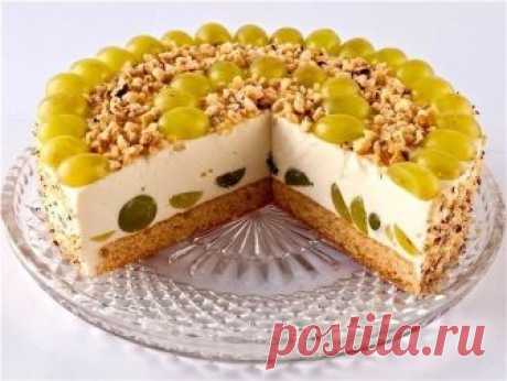 5 самых простых тортов без выпечки.

1.Творожно-фруктовый торт без выпечки

Творожно-фруктовый торт без выпечки
Ингредиенты:
творог
- 200 г (творог для начинки лучше брать высокой жирности, причем
желательно его протереть через сито, чтобы в творожном слое не было
крупинок.)
сметана 20% жирности - 500 г
сливочное масло - 180 г
песочное печенье - 400 г
желатин -30 г
сахарный песок - 1 стакан
виноград - 500-700 г
грецкие орехи - для украшения

Приготовление:
Растопите сливоч...