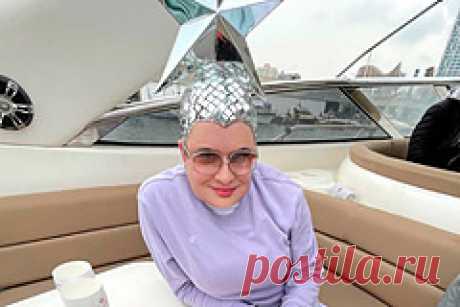 Сердючка рассказала о «дорогущем» подарке от Романа Абрамовича. Украинский музыкант Андрей Данилко, известный по сценическому образу Верки Сердючки, рассказал о «дорогущем» подарке от бизнесмена Романа Абрамовича. «Как-то Абрамович после выступления нам прислал бутылку дорогущего шампанского. А у нас коллектив под сто человек — ну мы разлили каждому по колпачку», — вспоминает он.