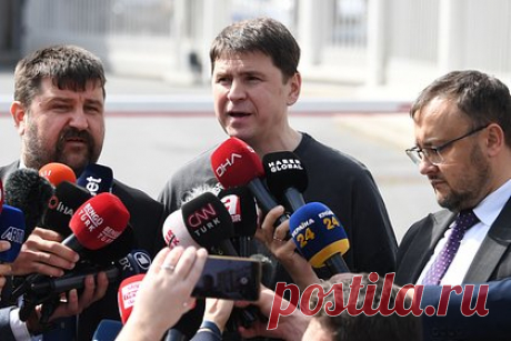В Польше назвали бредом сумасшедшего заявления Подоляка по переговорам с Россией. Слова советника главы офиса Владимира Зеленского Михаила Подоляка об условиях переговоров Украины и России похожи на бред сумасшедшего. Такое мнение выразил журналист Адам Смех в материале для издания Myśl Polska, базирующегося в Польше. «Это больше похоже на бред сумасшедшего», — сказал он.