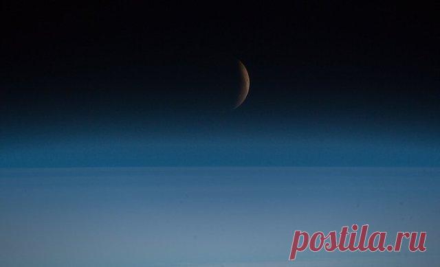 Самое длинное лунное затмение века ослепляет Скайуотеров