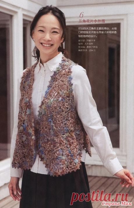 Жилет Этот интересный жилет оригинальной конструкции из азиатского журнала выполнен треугольными мотивами из пряжи секционного крашения. https://www.liveinternet.ru/