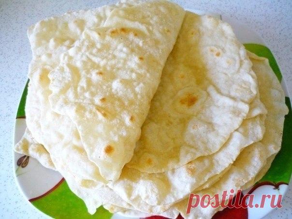 Я очень люблю ЛАВАШ. Но в магазине он не очень вкусный, долго искала 
рецепт, вот наконец то нашла. Теперь для меня не составляет особого 
труда нажарить лепёшек. 40 шт за 1 час. Вкуснотище , куда там 
магазинным. 
это рецепт 1 порции, я всегда готовлю 2 порции (40 шт) 

1 ч.л сухих дрожжей 
1 ч.л соли, 
0.5 ч.л сахара 
1 ст.л. масла растительного 
1 стакан теплой воды 
3 стакана муки. 

Замесить
тесто, оно получается мягкое, приятное и эластичное. Разделить на 20-16
шарик...