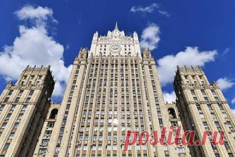 В МИД назвали причины возможного обострения обстановки с НАТО. Из-за маневров НАТО около государственной границы России кратно возрастает риск непреднамеренных инцидентов, обострения обстановки. Об этом заявили РИА Новости в МИДе. В министерстве уточнили, что опасность невольного перерастания таких случаев в вооруженный конфликт велика.