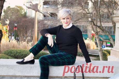 Как правильно одеваться женщинам после 50, чтобы не выглядеть старше - Женский Журнал Любая женщина хочет выглядеть красивой в любой момент своей жизни – и в молодости, и после 50 лет. И если в юности это не вызывает проблем, то в зрелые годы это удается не каждой. И проблема вовсе не в том, что женщина выглядит соответственно своему возрасту. Проблема в том, что при неправильном подборе гардероба прибавляются …