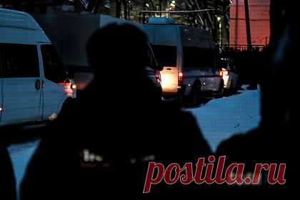 Россиянку с двумя детьми держали в рабстве и насиловали. Жительница Бурятии с двумя детьми поехала на заработки в Москву и попала в рабство. Ей предложили работу дояркой на ферме в Воронежской области. Так как условия были подходящие, женщина согласилась. При этом двое братьев, содержащих предприятие, превратили ее в рабыню. Она попыталась сбежать, но не смогла.