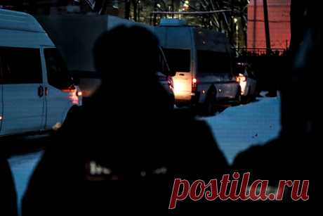 Россиянку с двумя детьми держали в рабстве и насиловали. Жительница Бурятии с двумя детьми поехала на заработки в Москву и попала в рабство. Ей предложили работу дояркой на ферме в Воронежской области. Так как условия были подходящие, женщина согласилась. При этом двое братьев, содержащих предприятие, превратили ее в рабыню. Она попыталась сбежать, но не смогла.