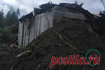 Под Петербургом снесли дом с подземной тюрьмой. Во Всеволожском районе Ленинградской области снесли дом, под которыми находилась частная подземная тюрьма с крематорием. Сделали это по просьбе номинального собственника участка Владислава Велесевича. На допросах в качестве свидетеля мужчина рассказал, что на участке никогда не был и строительные работы не проводил.