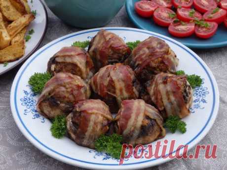 Przepis - Pieczarki faszerowane otulone boczkiem przepis - Gotujmy.pl