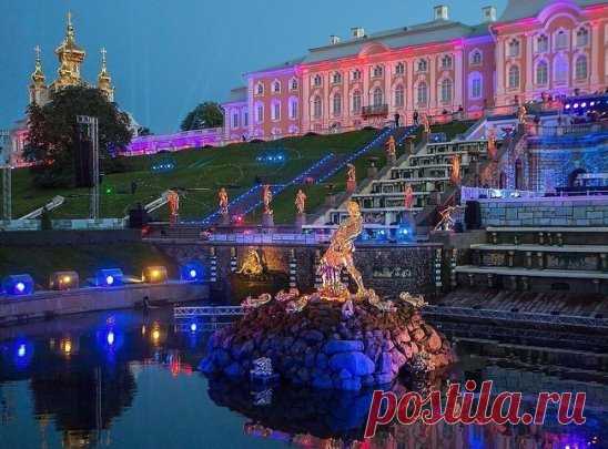 Ночной Петродворец. Невероятная красота!