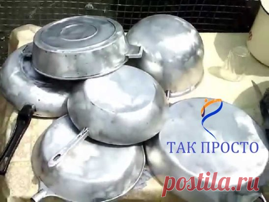 ЧИСТИМ СКОВОРОДКИ ДО БЛЕСКА!!!
ингредиенты:
1/2 чашки соды
1 чайная ложка жидкости для мытья посуды
2 столовые ложки перекиси водорода
Смешиваем до тех пор, пока не станет похоже на взбитые сливки (при необходимости доливаем еще перекиси), наносим на грязную поверхность и оставляем минут на 10.
После этого берем жесткую губку, хорошенько трем и смываем всё!
Всё просто, чисто, и безопасно!