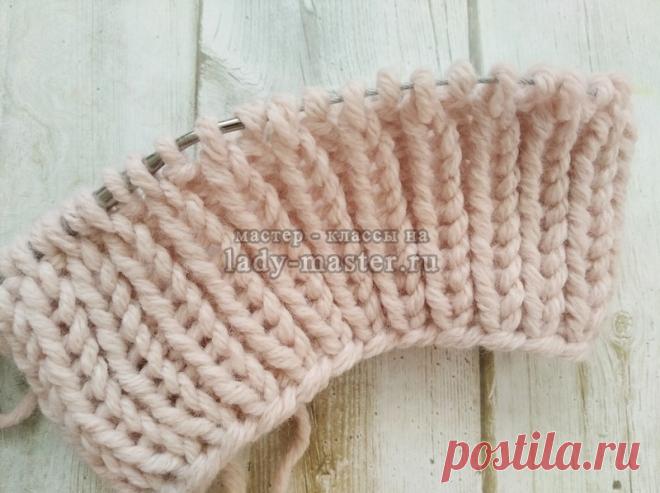 Теплая, объемная шапка спицами