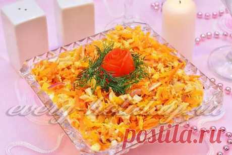 Салат с курицей и сухариками