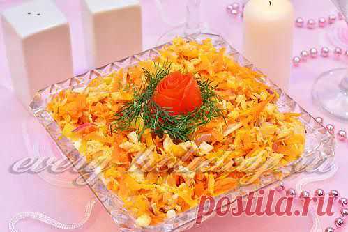 Салат с курицей и сухариками
