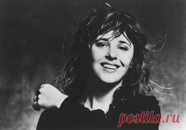 Suzi Quatro Сьюзи Кватро (англ. Suzi Quatro; настоящее имя Сьюзан Кей Кватро, англ. Susan Kay Quatro; 3 июня 1950, Детройт) — американская рок-певица, автор песен, музыкант (бас-гитара и клавишные), продюсер, актриса, радиоведущая. В 1970-х годах на волне глэм-рока Кватро имела огромный успех в Великобритании, Европе и Австралии; она выпустила серию хитов, общий тираж которых превысил 45 миллионов. #classic rock #glam rock #70s #rock #moosic