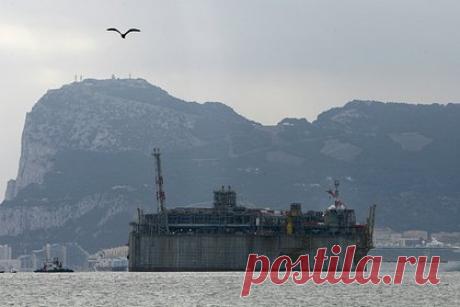 У берегов Испании скопились десятки судов с газом. У берегов Испании скопилось более 35 судов со сжиженным природным газом (СПГ) — их не могут разгрузить из-за нехватки регазификационных мощностей, которые обеспечивают преобразование СПГ из жидкого состояния в газообразное. Только у залива Кадис на якорь встали как минимум 8 судов.