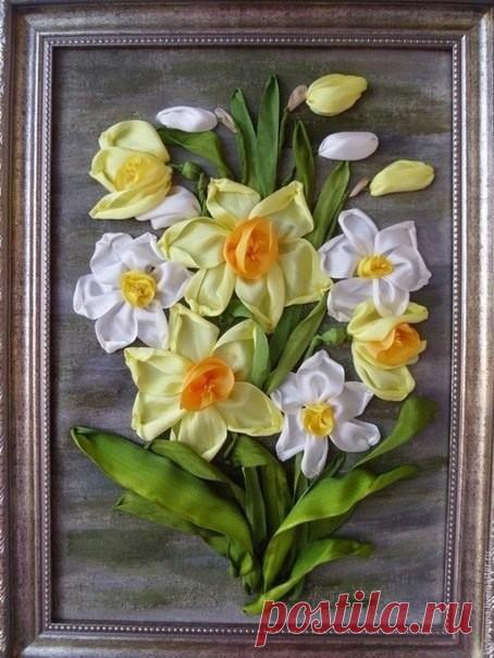 Вышиваем нарциссы лентами Вышиваем нарциссы лентамиВсего существует около 60 видов нарциссов, но в саду культивируют меньше трети из них, а остальные используются в качестве основы для селекционных гибридов.