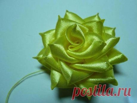 Роза в технике канзаши из атласной ленты