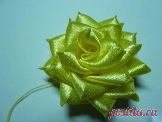 Роза в технике канзаши из атласной ленты