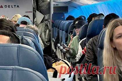 Бортпроводник попал в больницу из-за случайно открывшегося внутрь салона трапа. Самолет, летевший из Нью-Йорка в Лос-Анджелес, совершил вынужденную посадку в Солт-Лейк-Сити из-за технических неполадок. Когда борт находился на земле, в его задней части случайно сработал аварийный трап. Он задел бортпроводника, который в тот момент был на кухне. Сотрудника экипажа доставили в больницу.
