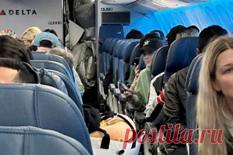 Бортпроводник попал в больницу из-за случайно открывшегося внутрь салона трапа. Самолет, летевший из Нью-Йорка в Лос-Анджелес, совершил вынужденную посадку в Солт-Лейк-Сити из-за технических неполадок. Когда борт находился на земле, в его задней части случайно сработал аварийный трап. Он задел бортпроводника, который в тот момент был на кухне. Сотрудника экипажа доставили в больницу.