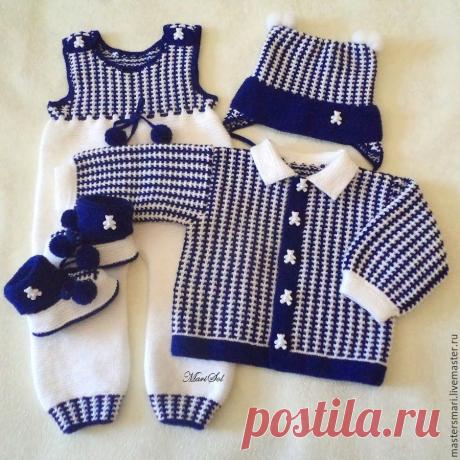 Комплект для малыша с мишками Купить или заказать Комплект для малыша с мишками в интернет-магазине на Ярмарке Мастеров. Вязаный комплект из полушерстяной пряжи, состоит из полукомбинезона с пуговками на плечах, кофточки на пуговицах, шапочки и пинеток. Украшен помпонами и пуговками-мишками.