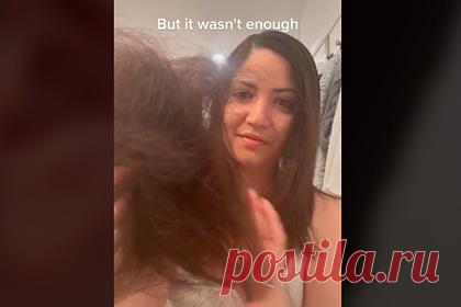 Женщина сбрила половину волос из-за боли от их тяжести. Женщина пожаловалась на жизнь с аномально густыми волосами и прославилась в сети. На кадрах пользовательница соцсети Лола показала, как она обрабатывает плотные пряди филировочными ножницами, чтобы сделать их менее густыми. «Люди постоянно говорят мне, что никогда не видели так много волос», — объяснила она.