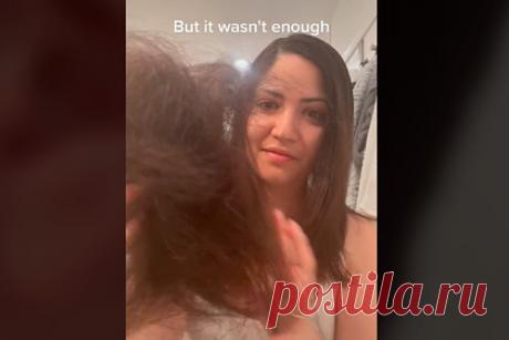 Женщина сбрила половину волос из-за боли от их тяжести. Женщина пожаловалась на жизнь с аномально густыми волосами и прославилась в сети. На кадрах пользовательница соцсети Лола показала, как она обрабатывает плотные пряди филировочными ножницами, чтобы сделать их менее густыми. «Люди постоянно говорят мне, что никогда не видели так много волос», — объяснила она.