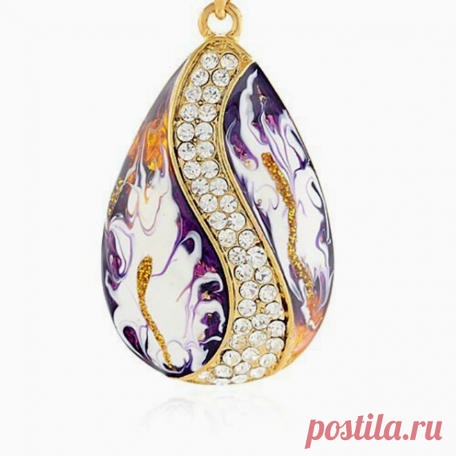 Это украшение подойдет романтическим женщинам с воображением. Причудливые ассиметричные разводы на подвеске навеют мысли о бесконечной вселенной, а искрящиеся кристаллы Сваровски, удачно размещенные посередине кулона, напомнят о галактике млечного пути.

Удачно подобрана цветовая гамма, которая сочетает в себе и мягкие бежевые тона, и холодные синие и голубые. Безусловно, такая комбинация подойдет практически к любому цвету глаз, волос и к любому костюму, как к повседневному платью