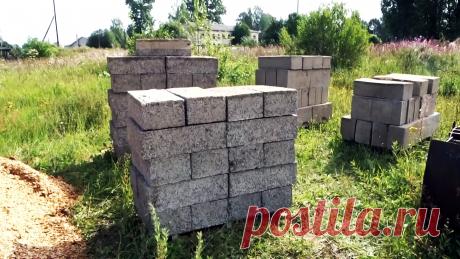 Как делать теплые блоки из опилкобетона Такие блоки – вполне подходящий стеновой материал для теплого бокса, гаража, сарая и других надворных построек. Приобретение готовых блоков с доставкой на стороне влетит в копеечку. Но если не полениться, то их можно изготовить своими руками, и с такой работой справится любой взрослый физически