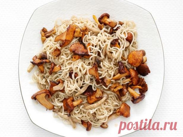 Жареная лапша рамэн с грибами