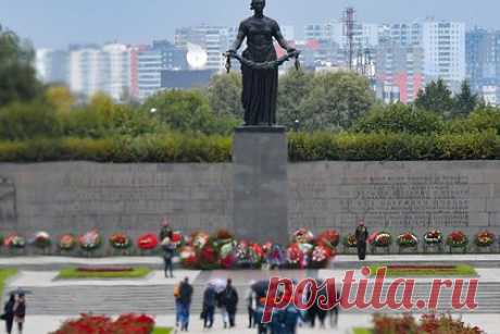 СКР собрал доказательства совершения геноцида в ходе блокады Ленинграда. Следственный комитет России (СКР) собрал доказательства того, что блокада Ленинграда и иные действия немецко-фашистских захватчиков являются геноцидом населения в ходе Великой отечественной войны (ВОВ). Город не был изолирован с целью его захвата: армия Гитлера не намеревалась принимать капитуляцию Ленинграда.