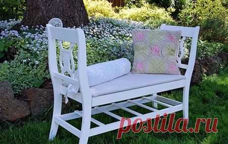 Скамейка из старых стульев