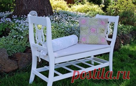 Скамейка из старых стульев