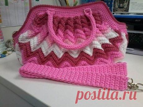 ​Интересная сумочка крючком узором "зиг-заг"