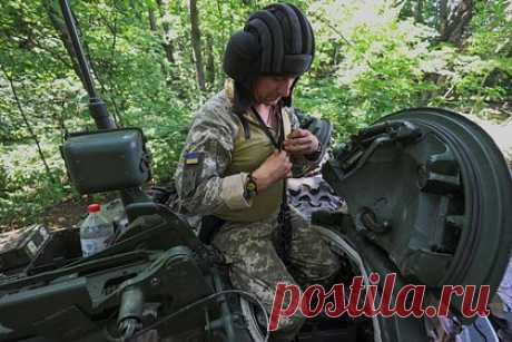 Украинские военные рассказали о новом направлении контрнаступления. Украинские военные готовятся к наступлению на юг по степной местности после разрушения Каховской ГЭС. По словам украинского военнослужащего, после прорыва ГЭС положение украинских войск на запорожском направлении усложнилось. Российской армии удалось перебросить подразделения к Васильевке и Токмаку.
