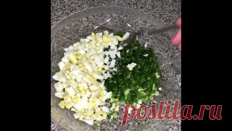 Мне даже на ум не пришла бы , что это так вкусно... Съели с мужем за один присест!! Попробуйте и вы

Что нам нужно

Для начинки берем :
Зелёный лук - 150 грамма
Яйца - 4 штуки
Соль
Сметана - 1 ст.л

Для теста берем :
Яйца - 3 штуки
Раст.масло - 1 столовая ложка
Разрыхлитель - 0,5 чайная ложка
Мука - 100 грамма
Сметана - 250 грамма
Соль Выпекаем при 180 градусов 40-45 минут.

Всем хорошего аппетита
________________________________________________
 РУССКАЯ КУХНЯ

 Заходите ...