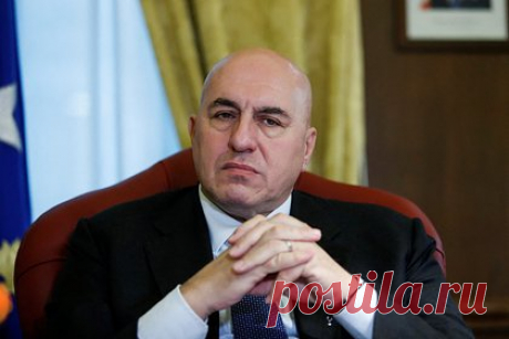 Еще один министр обороны страны НАТО попал в больницу. Министр обороны Италии Гвидо Крозетто обратился в отделение неотложной помощи больницы Сан-Карло-ди-Нанси в Риме с жалобой на боли в груди. В итоге был госпитализирован с подозрением на перикардит. Отмечается, что Крозетто находится под пристальным вниманием врачей и уже успел пройти коронографию сердца.
