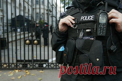 Муж увидел жену с другим мужчиной и набросился на любовника с кулаками. 45-летний Джемиэль Насер из Великобритании уличил жену в измене и дважды напал на ее любовника. Сообщается, что Насер пришел в дом предполагаемого любовника, так как, по его словам, заподозрил, что жена может быть с другим мужчиной. Он начал стучать в окно и, когда любовник открыл шторы, увидел свою жену на диване.