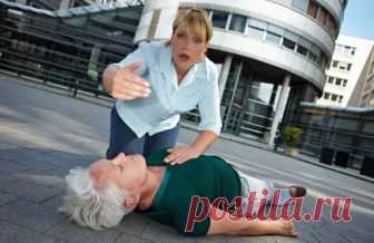 Как оказать первую помощь при обмороке? Каждый из нас хоть раз в жизни становился свидетелем несчастного случая: один принимал молниеносное решение и бросался на помощь сломя голову, другой же растеряно опускал руки, ведь попросту не знал, что делать в критической ситуации.