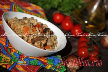 Перловка с фаршем в мультиварке Перловка с фаршем в мультиварке - это сытное и вкусное блюдо, которое станет полноценным обедом или ужином для всей семьи. В рецепте используются перловая крупа, куриный фарш и овощи, такие как морковь, лук и помидоры. Блюдо готовится в мультиварке, что делает его приготовление простым и удобным.