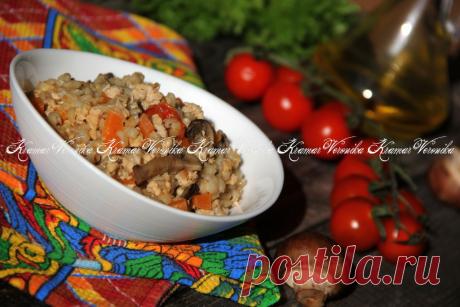 Перловка с фаршем в мультиварке Перловка с фаршем в мультиварке - это сытное и вкусное блюдо, которое станет полноценным обедом или ужином для всей семьи. В рецепте используются перловая крупа, куриный фарш и овощи, такие как морковь, лук и помидоры. Блюдо готовится в мультиварке, что делает его приготовление простым и удобным.