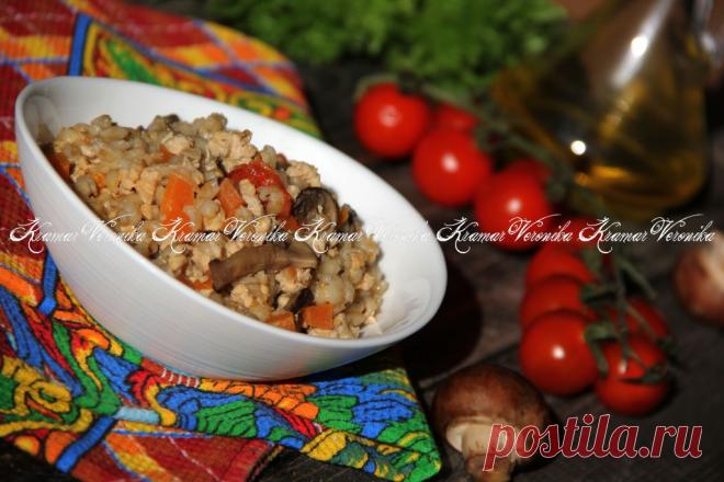 Перловка с фаршем в мультиварке Перловка с фаршем в мультиварке - это сытное и вкусное блюдо, которое станет полноценным обедом или ужином для всей семьи. В рецепте используются перловая крупа, куриный фарш и овощи, такие как морковь, лук и помидоры. Блюдо готовится в мультиварке, что делает его приготовление простым и удобным.