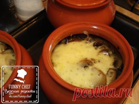 Мясо в горшочке с картофелем и сыром

Мясо в горшочке — простое в приготовлении блюдо. Ваши родные и близкие обязательно порадуются, если Вы приготовите на ужин мясо в горшочке с картофелем и сыром. Поверьте, это очень-очень вкусно!

Блюда в горшочках — это просто, быстро и полезно!

Ингредиенты:

Свинина — 400 г
Лук — 2 луковицы
Сыр — 100 г
Грибы (шампиньоны) — примерно 15-16 средних штучек
Картофель — 3-4 средних клубня
Сливочное масло — 50 г
Подсолнечное масло
Майонез
С...